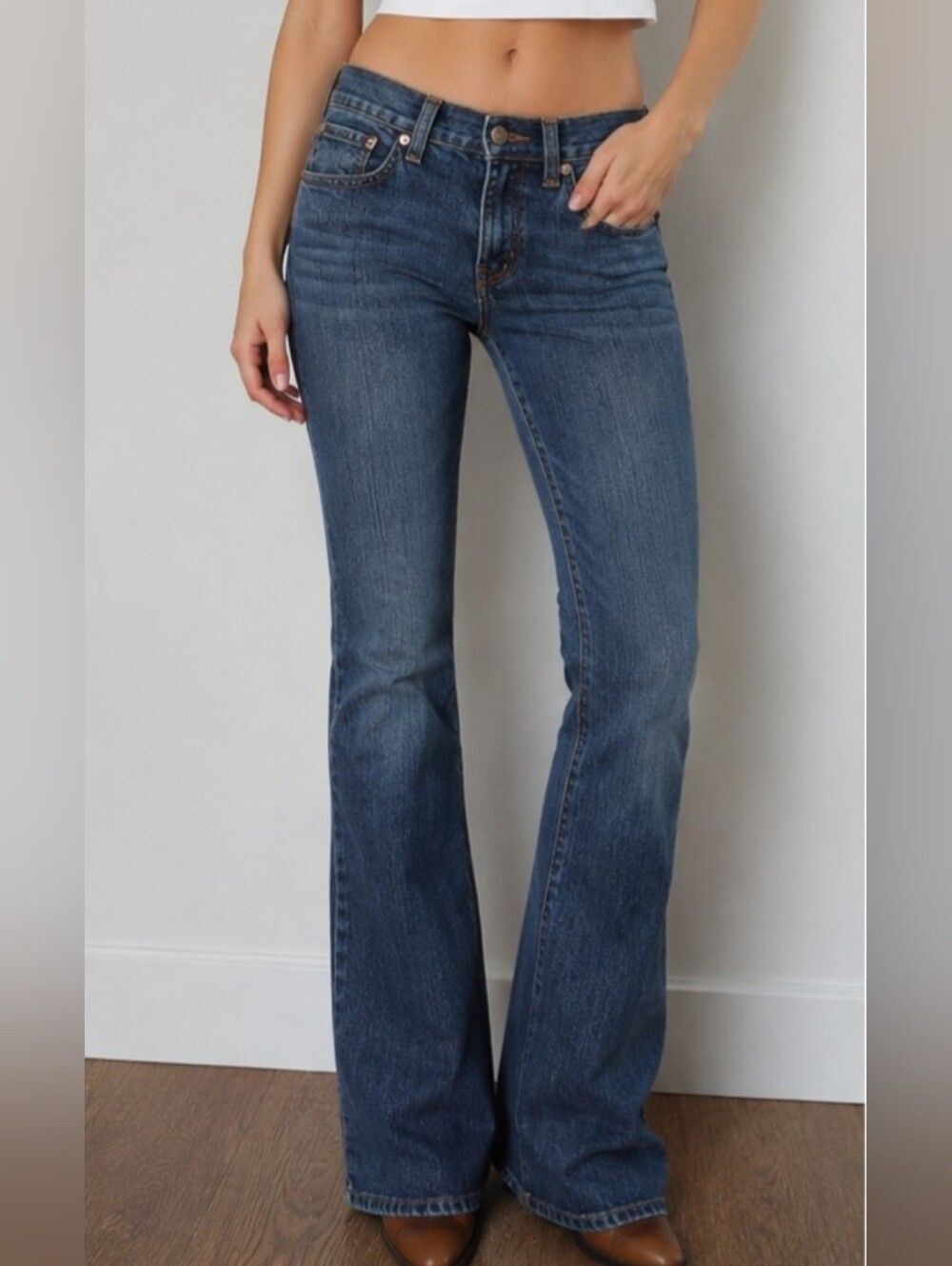 Levi's 542 Low Flare Bootcut Jeans Women's Size 4M Medium Wash Stretch Denim Y2K